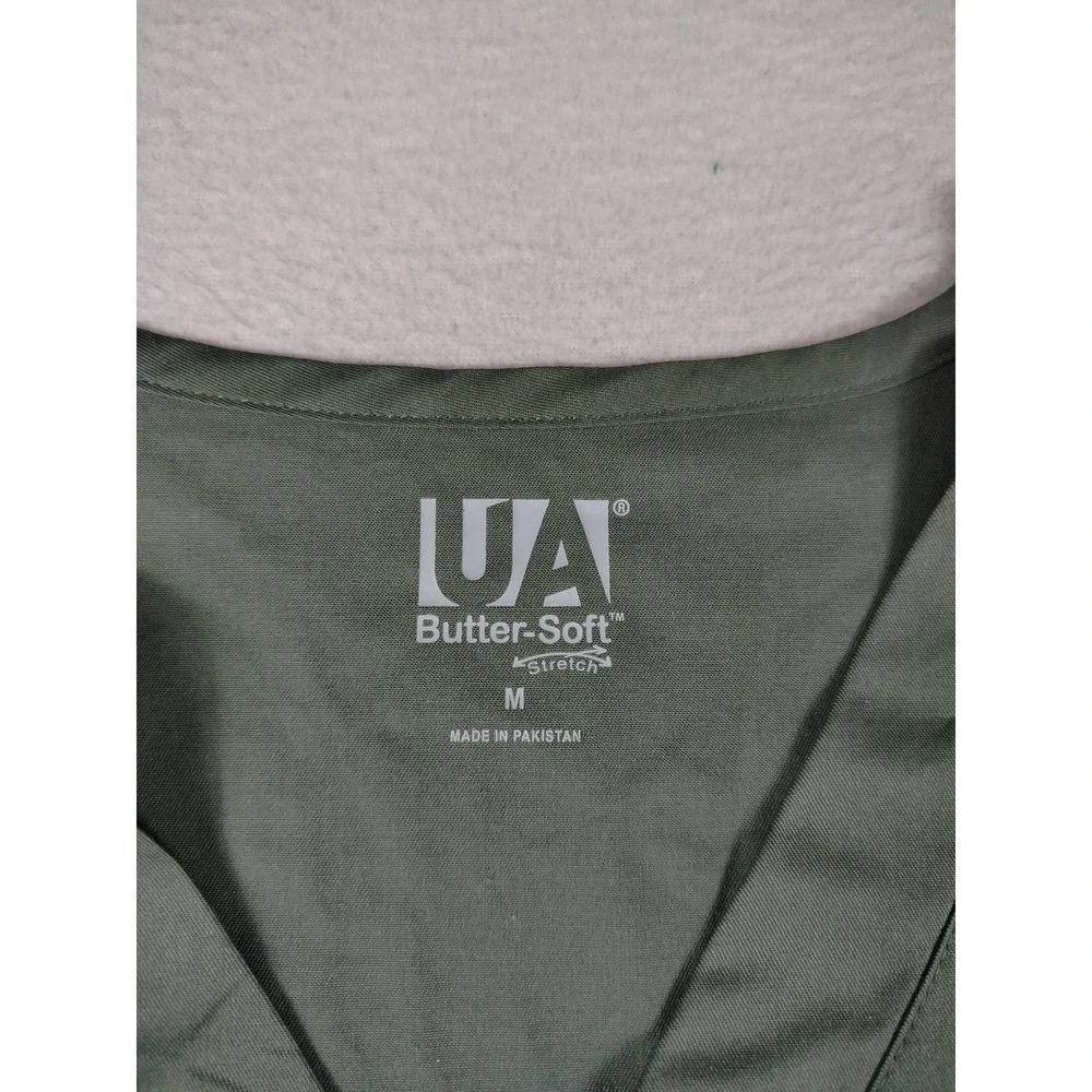 UA Butter-Soft Scrub Top Mens Medium Green V Neck Texas Health Hospital Nurse ER